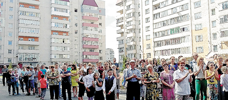 Радість переповнює новоселів та їхніх друзів. Фото прес-служби Черкаської облдержадміністрації